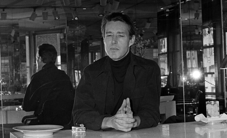 Qui était Roy Halston, le créateur des stars que l’histoire de la mode a oublié