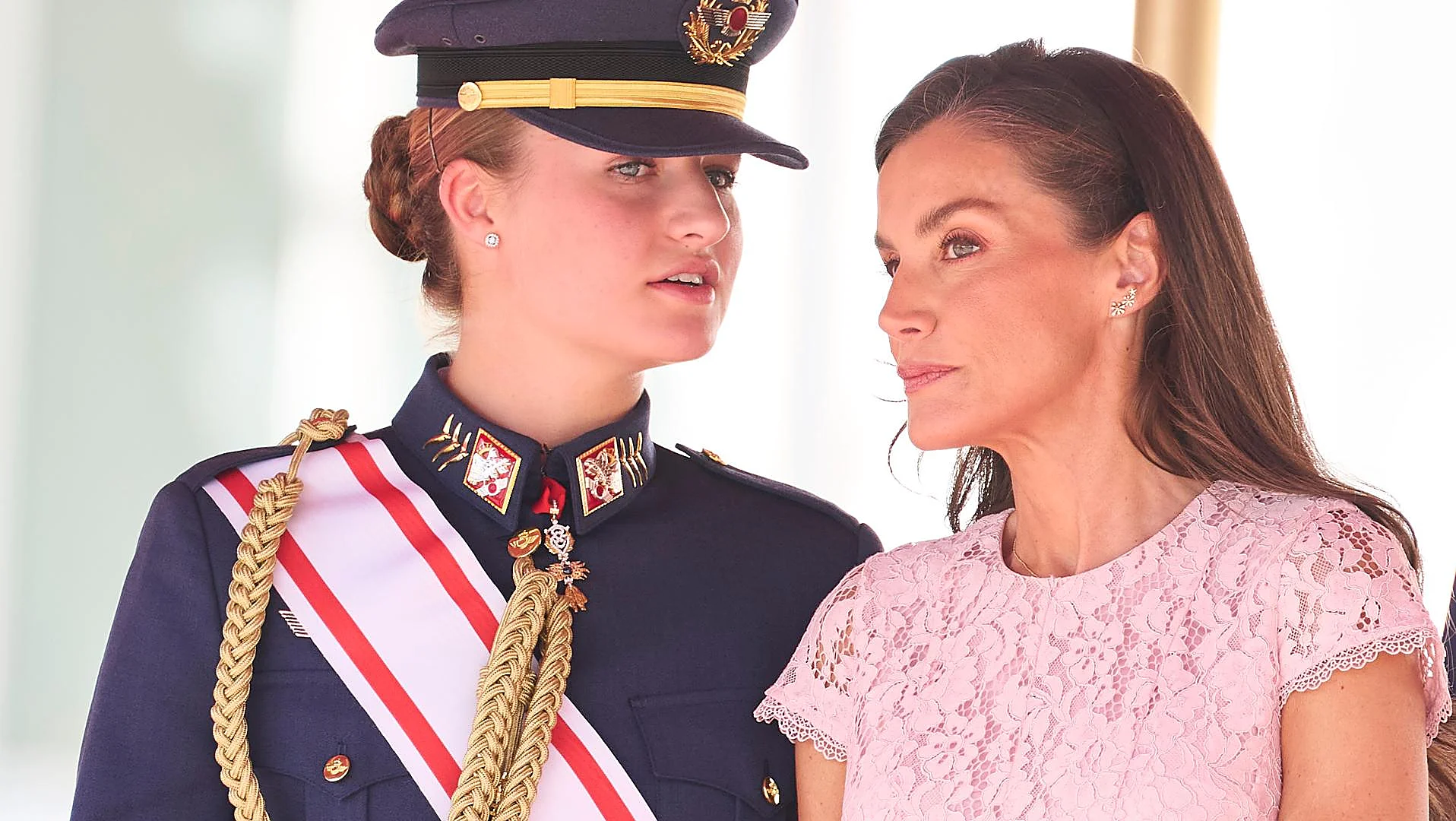 La psychologue Marta Freire analyse l’image publique de la famille royale : « Letizia transmet une présence active, décisive et initiative. Léonor, sereine et prudente