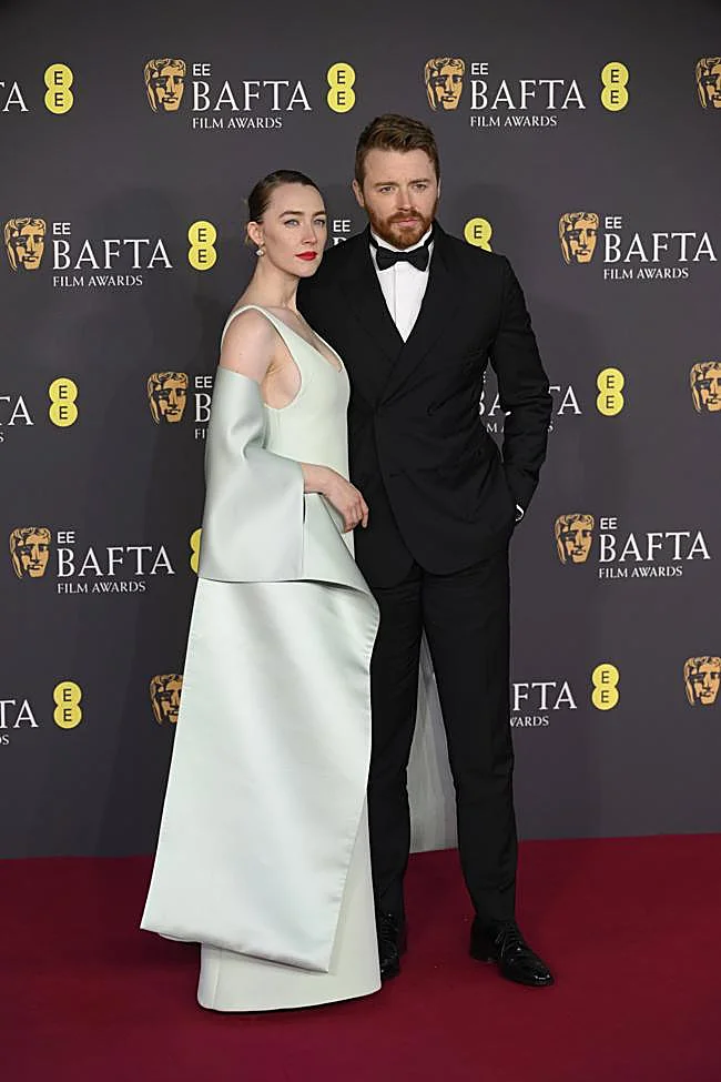 Jack Lowden, avec sa femme Saoirse Ronan, lors de la séance photo des Bafta Awards 2025.