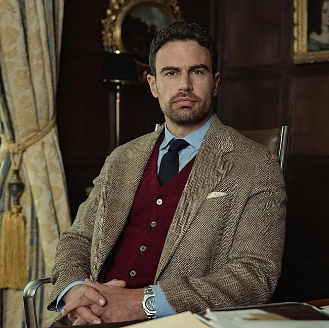 Theo James dans une image de la série The Gentlemen.