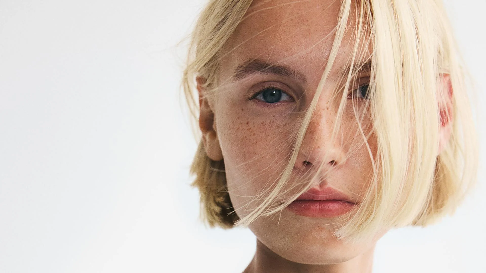 Pourquoi Héctor Núñez (Cosmeticocrítico) recommande la glycérine : « elle est aussi efficace que l’acide hyaluronique pour hydrater la peau »