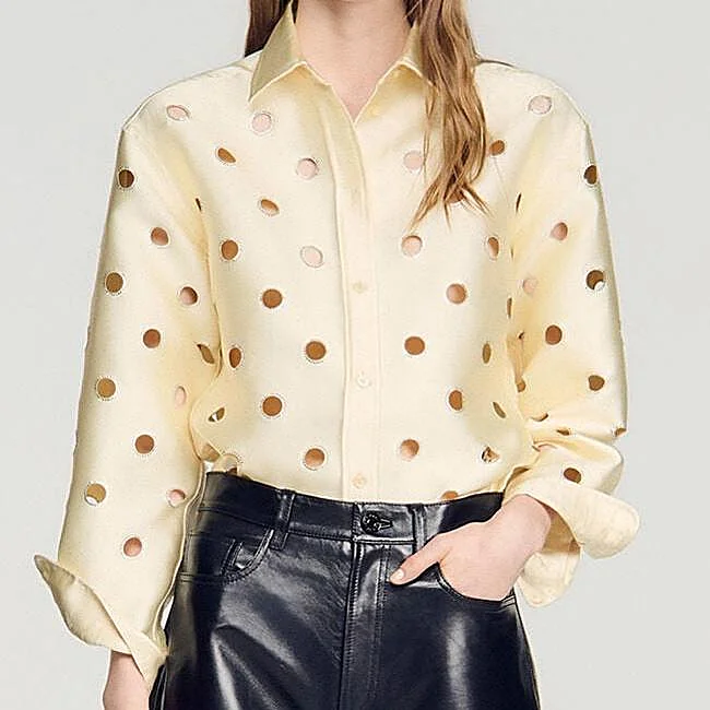 Chemise ajourée Sandro avec strass, 315 euros.