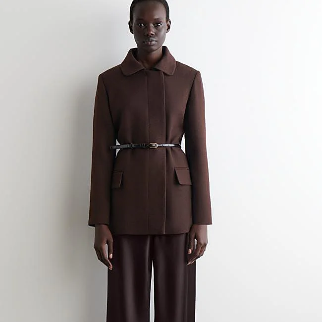 Manteau tailleur marron de chez Cos, 199 euros.