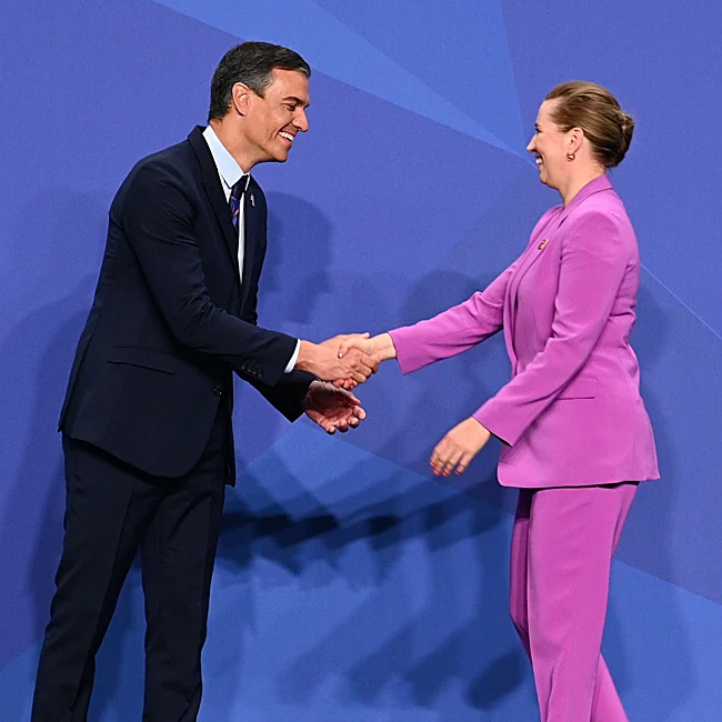 Mette Frederiksen salue Pedro Sánchez lors d'une réunion de l'OTAN.