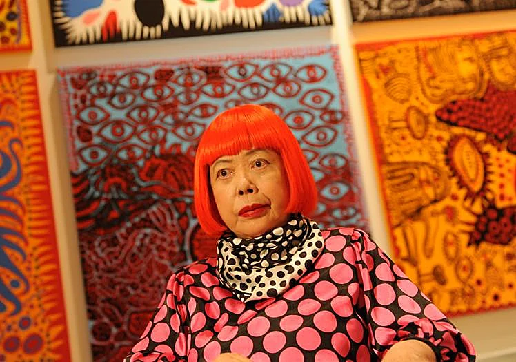 Yayoi Kusama lors d'une de ses expositions à New York, en 2012.