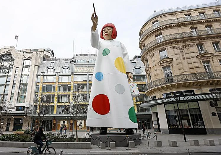 En 2023, une sculpture de Yayoi Kusama a été placée dans la rue de la Maison Louis Vuitton à Paris.