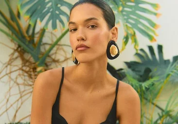 Le maillot de bain noir qui va à tout le monde redevient le grand basique de l'été