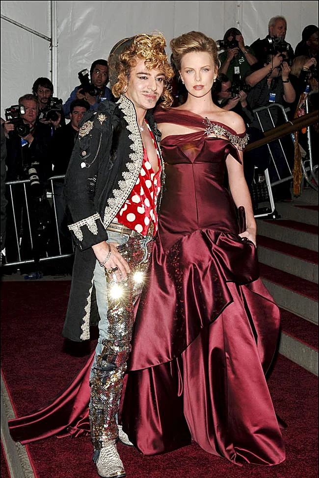 Galliano au Met Gala avec Charlize Theron.