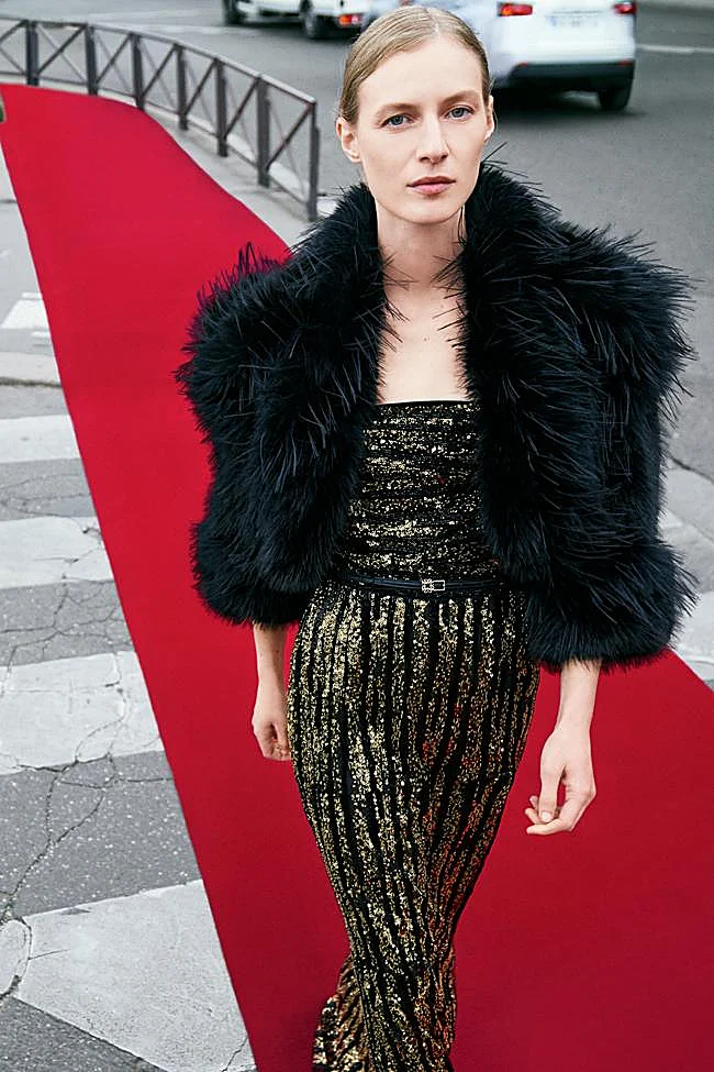 Robe à sequins avec doudoune de la nouvelle collaboration Elie Saab et H&M.