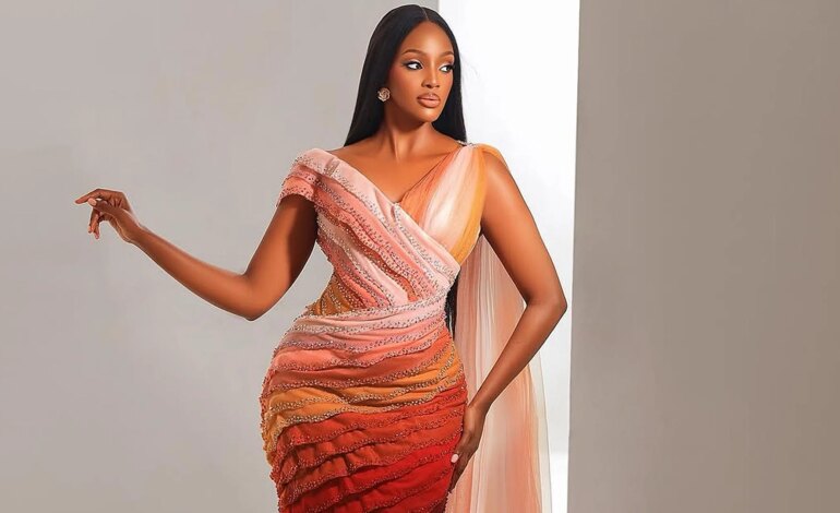 Miss Ouganda révolutionne les réseaux avec une robe inspirée d'une césarienne