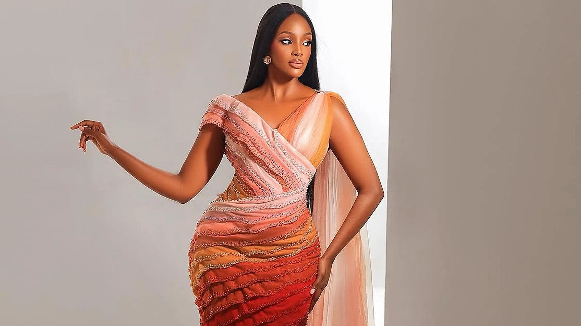 Miss Ouganda révolutionne les réseaux avec une robe inspirée d’une césarienne