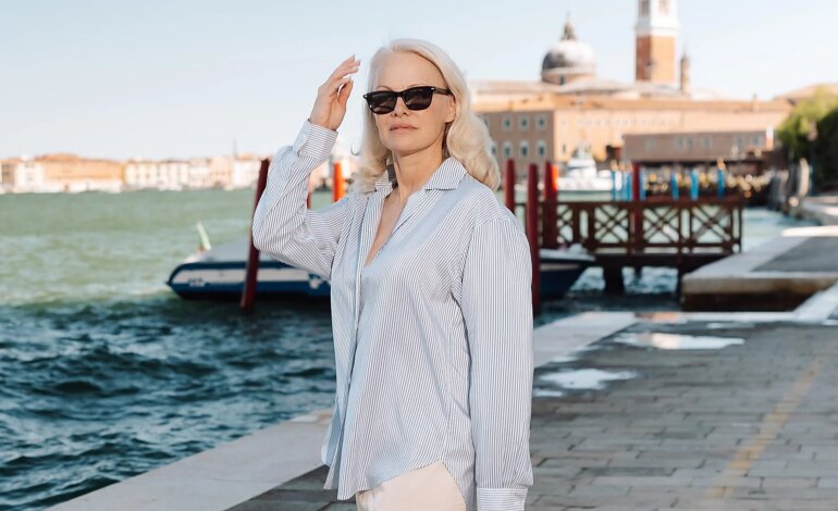 Pamela Anderson a le look de la mi-temps qu'on va copier