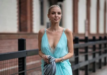 Prolonger l'été avec le bleu Tiffany : comment porter la couleur de septembre et les basiques préférés des femmes élégantes