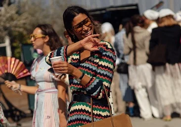Que porter pour travailler à 35 degrés : les vêtements qui résolvent les looks de bureau