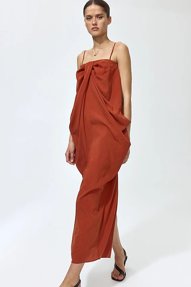 Robe rouge brique H&M (69,99 euros)