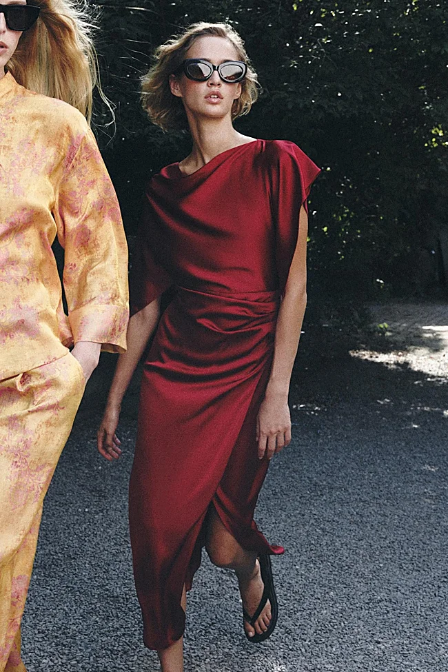 Robe midi Zara (39,99 euros)