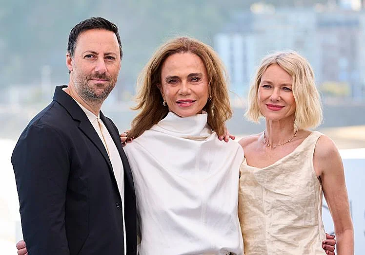 Ben Shirinian, Lena Olin et Naomi Watts au photocall pour la présentation du film The Perfect Wife à Donostia.
