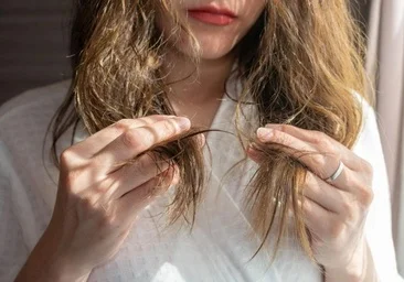 Effluvium télogène : pourquoi la chute des cheveux augmente en automne et quand s'inquiéter