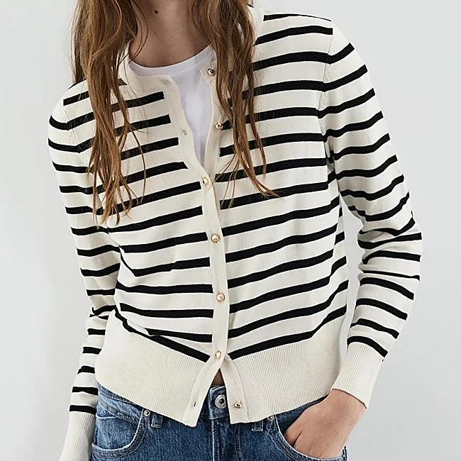 Cardigan rayé Lefties, 17,99 euros.