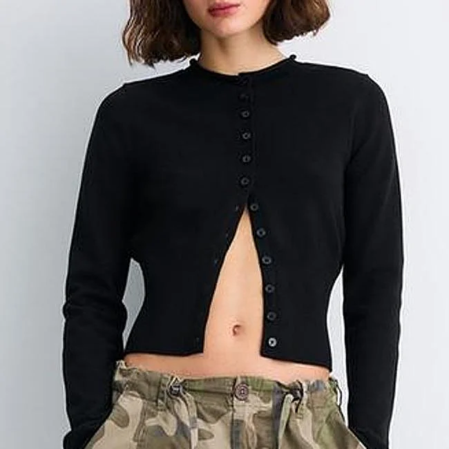 Pull noir ajusté Stradivarius, 22,99 euros.