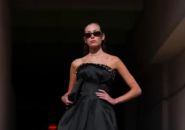 Le meilleur basique pour une garde-robe capsule est la robe courte noire : six modèles qui le confirment