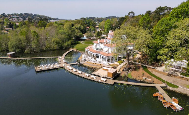 L’hôtel spectaculaire du Pays Basque français avec cabines flottantes