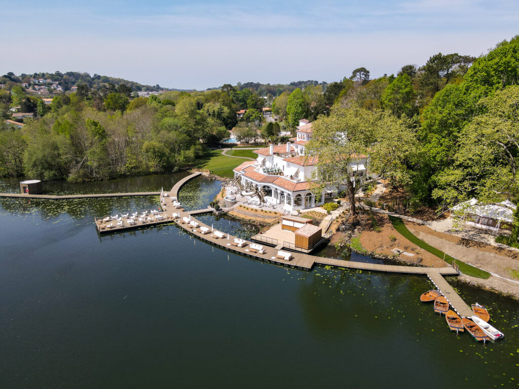 L’hôtel spectaculaire du Pays Basque français avec cabines flottantes
