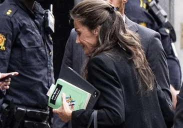 Le perroquet de Flaubert : de quoi parle le livre avec lequel la reine Letizia est arrivée à Oslo pour les funérailles d'Harald de Norvège