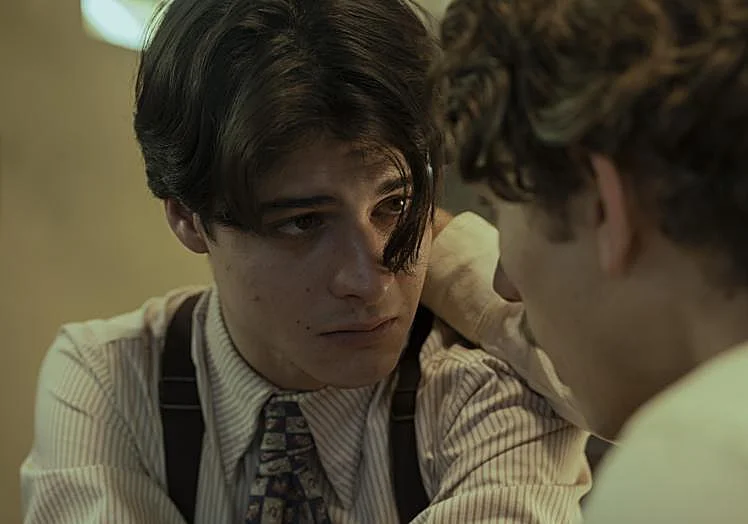 Milo Quifes dans le rôle de Carlos dans The Black Ball