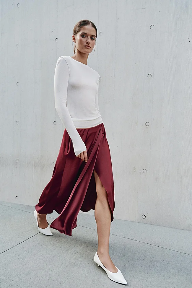 Haut en maille + jupe en satin + chaussures blanches (Photo : Zara)