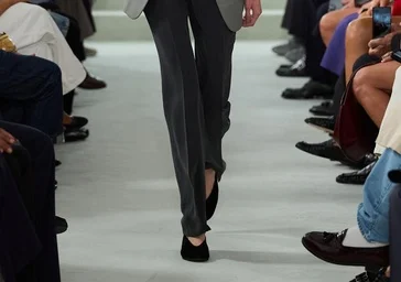 Le pantalon le plus difficile des années 80 revient juste au moment où on s'était habitué à la jambe large