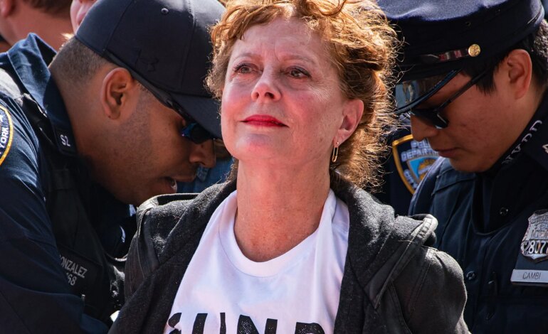 Susan Sarandon fête ses 80 ans : “Si vous voulez vieillir avec grâce, l’essentiel est de ne pas fumer, de rire beaucoup, de faire de l’exercice, de bien manger et d’éviter le soleil”