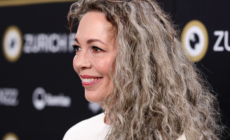 Les célébrités montrent leurs cheveux gris : qui peut porter des cheveux gris et qui ne le peut pas
