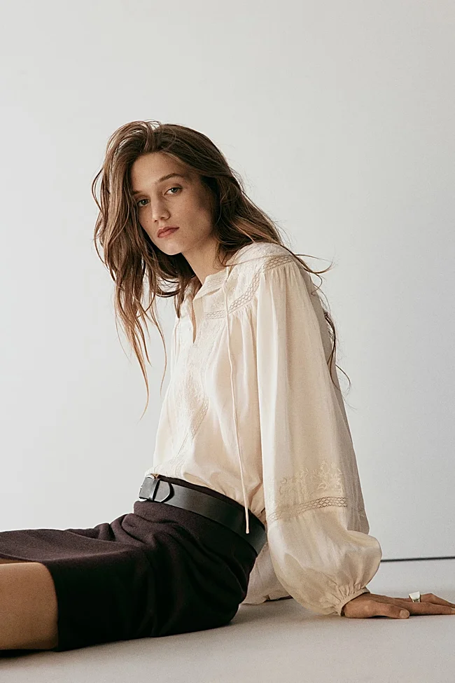 Blouse blanche avec broderie Mango (49,99 euros)