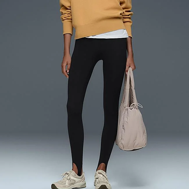 Legging noir taille haute avec étriers de chez Oysho, 25,99 euros.