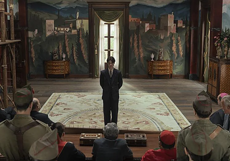 Milo Quifes dans le rôle de Carlos dans The Black Ball