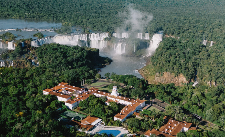 Dormir face aux chutes d’Iguazú : un hôtel rose et unique