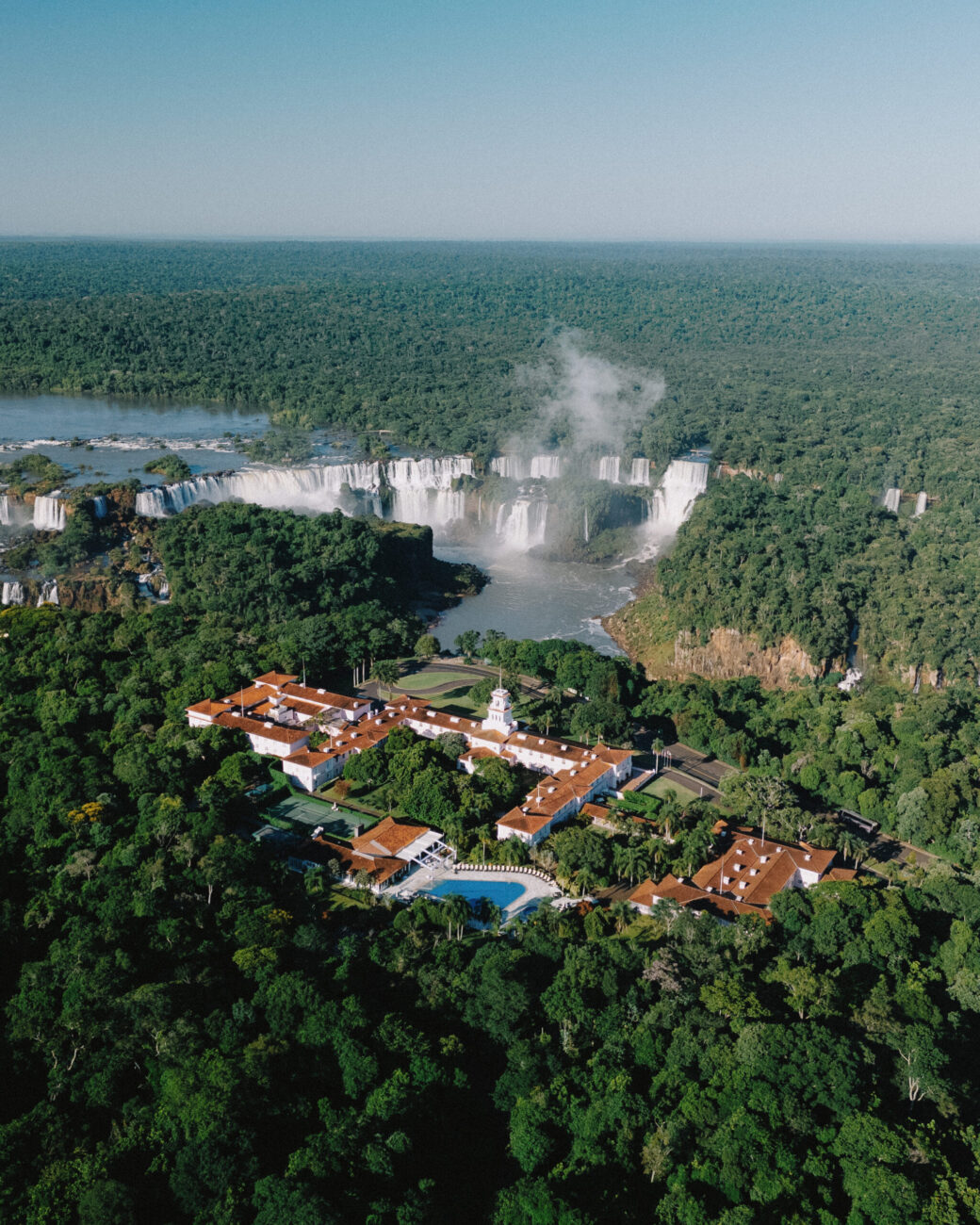 Dormir face aux chutes d’Iguazú : un hôtel rose et unique
